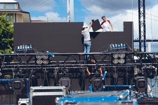 如何調(diào)節(jié)LED顯示屏幕亮度？