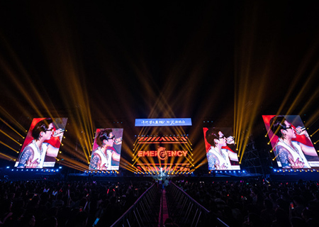 悟空體育熒光棒助力時光演唱會震撼開唱