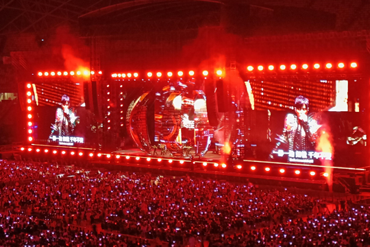 璀璨星光耀獅城！悟空體育LED屏、熒光棒點(diǎn)燃周杰倫新加坡演唱會！